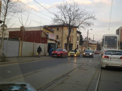 Ar trebui sa instaleze o bancuta pentru clienti in mijlocul strazii ...